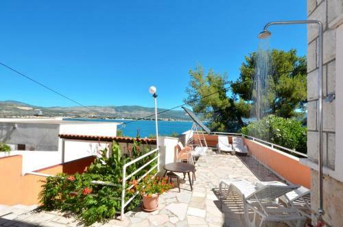 Apartment Arbanija 8651b