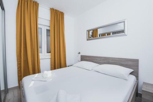 Apartments By The Sea Semy