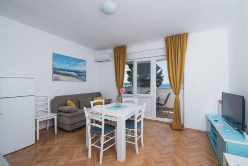 Apartments By The Sea Semy