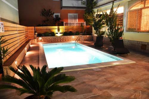 Apartments With A Swimming Pool Banjol (rab) - 11382