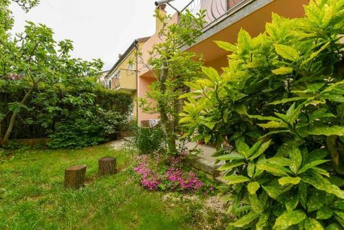 Hostal Apartments Ina & Ika