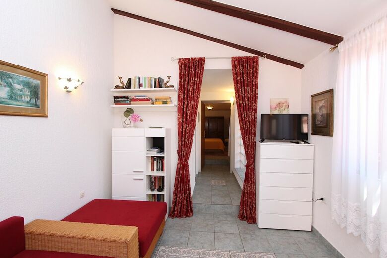Hostal Apartments Villa Lucu