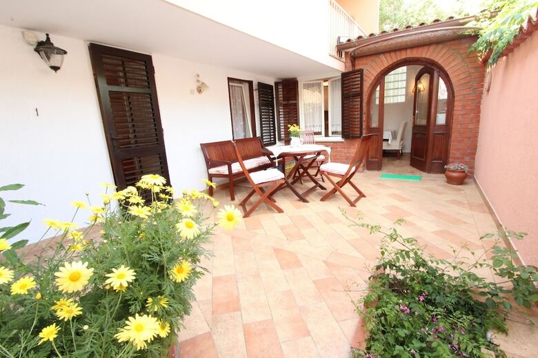 Hostal Apartments Villa Lucu