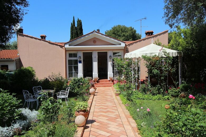 Hostal Apartments Villa Lucu