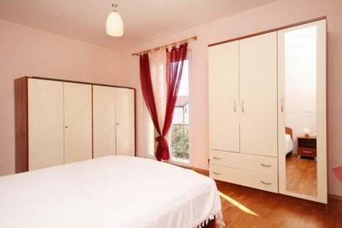 Apartments With A Parking Space Slatine (ciovo) - 8658