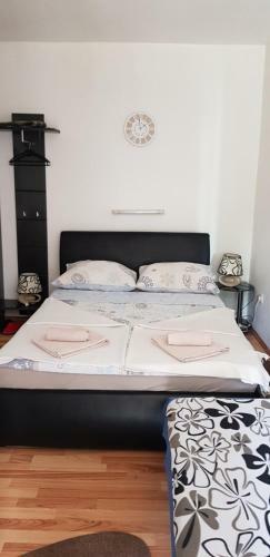 Hostal Rooms & Apartments Semi?