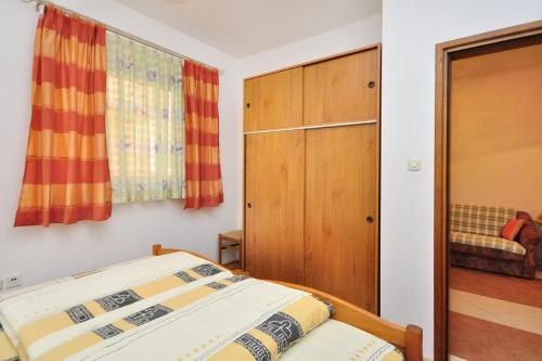 Apartment Seget Donji 10023a