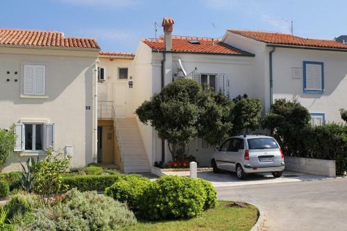 Apartment Postira 5660a