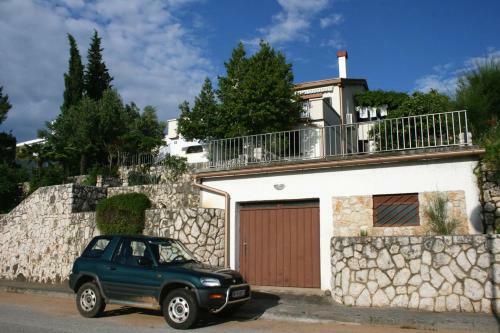Apartment Njivice 410a