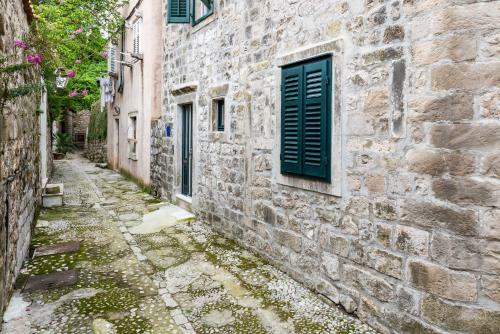 Stone House Domacin Old Town