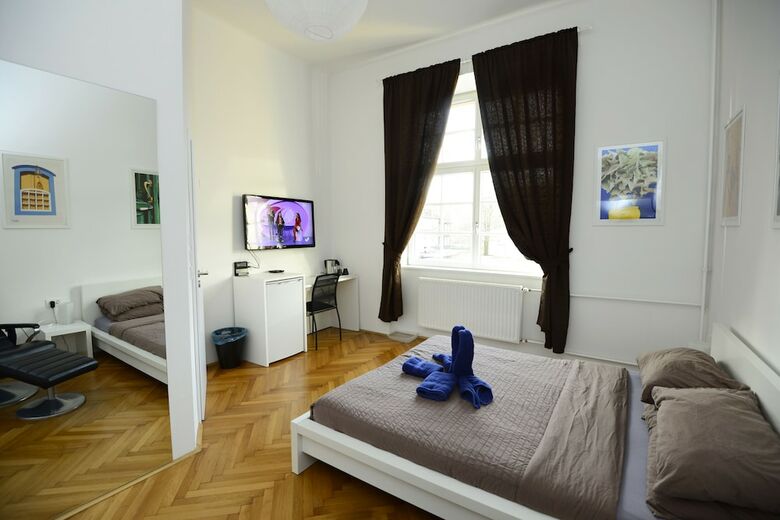 Hostal Galeria Rooms
