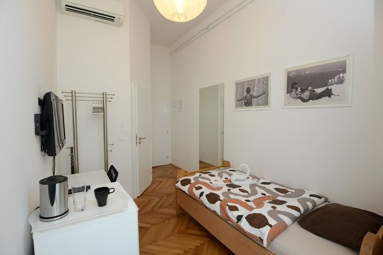 Hostal Galeria Rooms