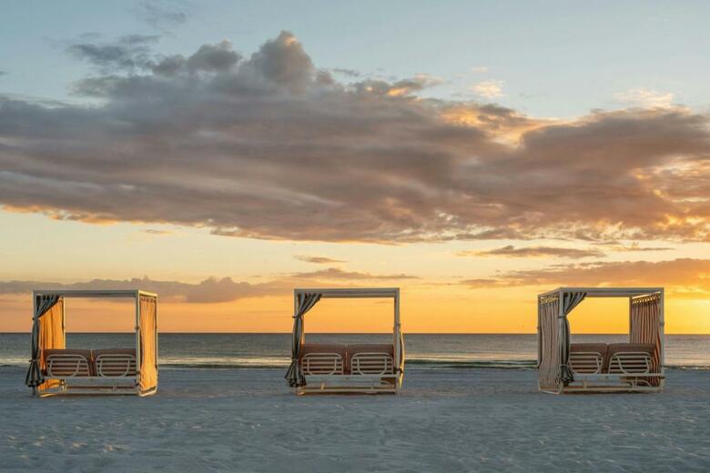 Hotel Postcard Inn On The Beach