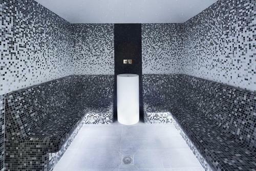 Kyriad Prestige Lyon Est - Saint Priest Eurexpo Hotel And Spa