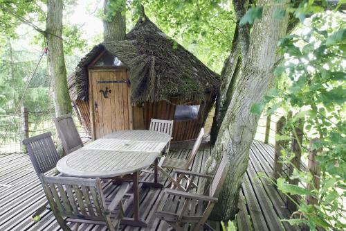 Bed & Breakfast Insolite Dans Les Arbres Les Ormes, Epiniac