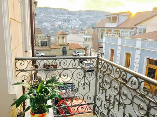Apartment On Metekhi Rise