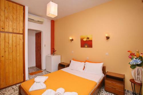 Hostal Marialena Rooms