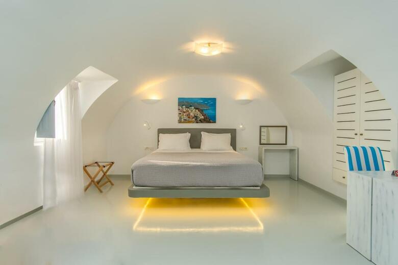 Central Fira Hotel