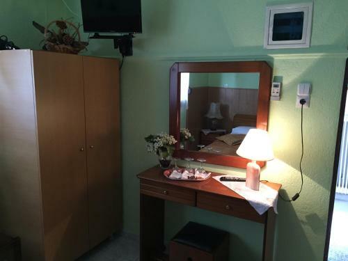 Hostal Bloutsos Rooms