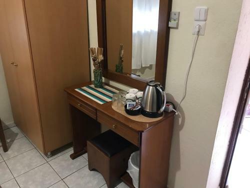 Hostal Bloutsos Rooms