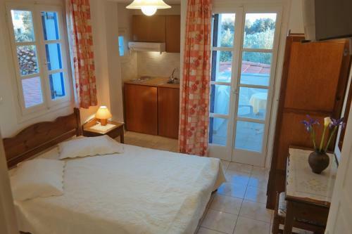 Hostal Mina's Studios In Naxos Island
