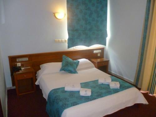 Triton Hotel Piraeus