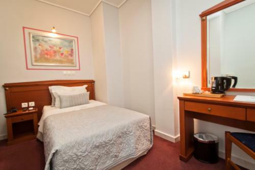 Triton Hotel Piraeus