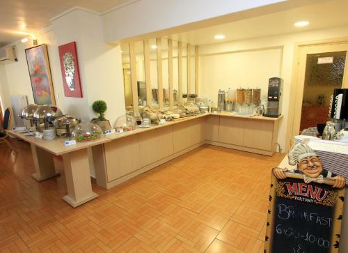 Triton Hotel Piraeus