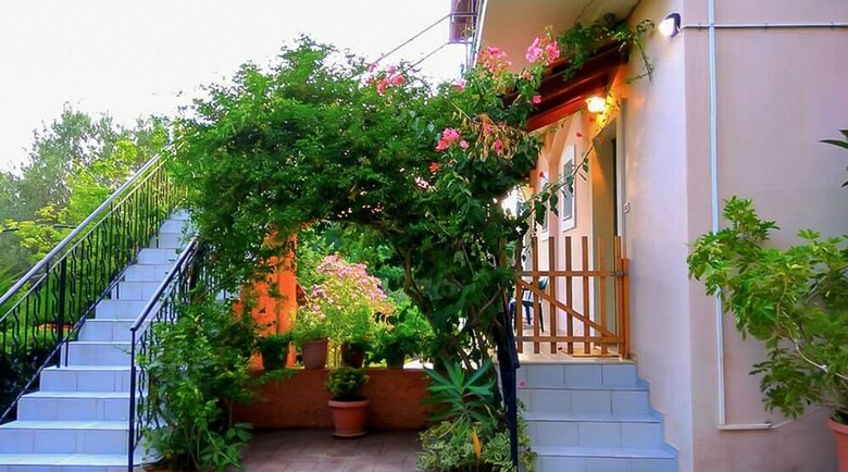 Maria's Studios & Apartments