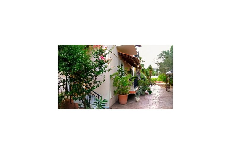 Maria's Studios & Apartments