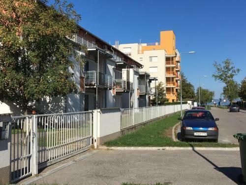 Aranyparton Medenc�s Apartman