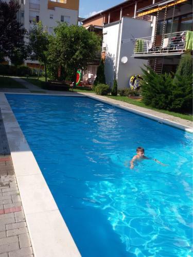 Aranyparton Medenc�s Apartman