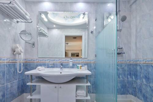 Ava Hotel And Suites