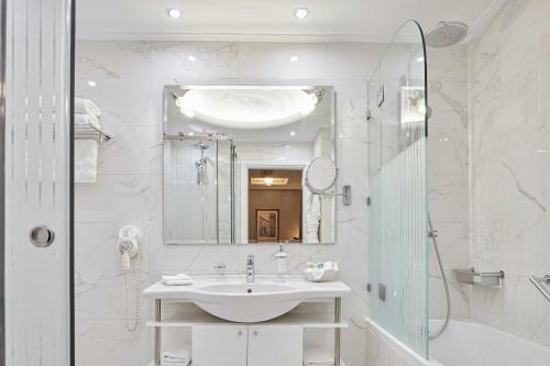 Ava Hotel And Suites