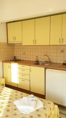 Green Hill Studios & Apartments