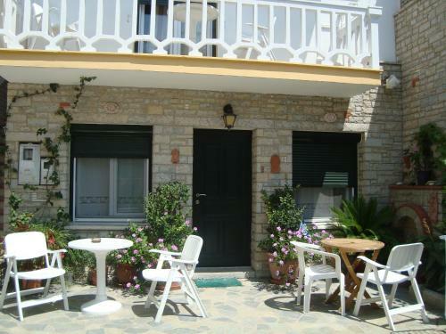 Green Hill Studios & Apartments