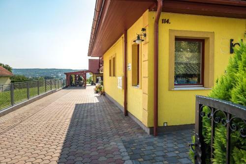 Nemes Apartmanh�z