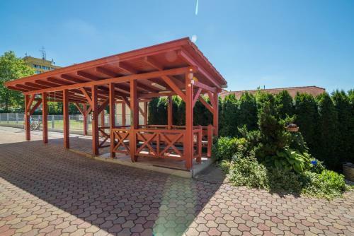 Nemes Apartmanh�z