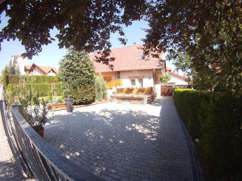 Napsug�r Apartmanh�z
