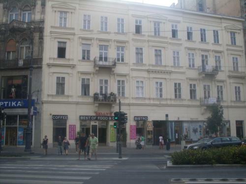 K�roly Apartments
