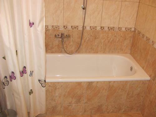 K�roly Apartments