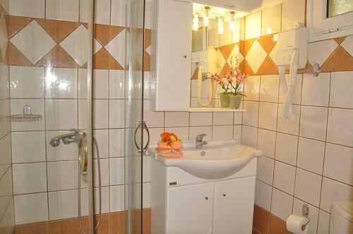 Mazis Apartments