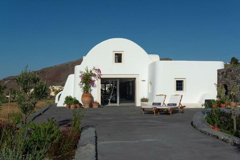 Perivolas Hotel