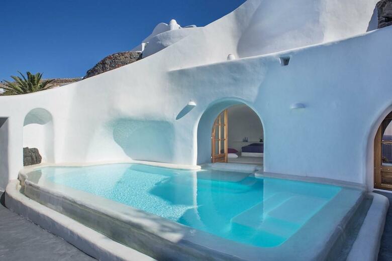 Perivolas Hotel