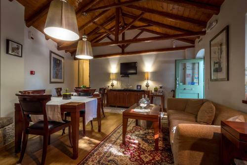 Hostal Enastron Guesthouse