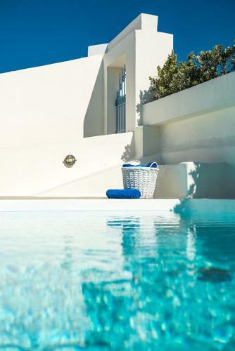 Aparthotel Pantelia Suites