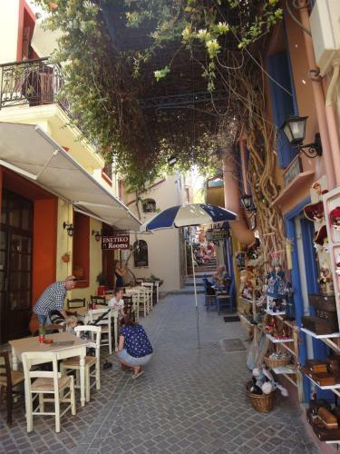 Hostal Enetiko Rooms