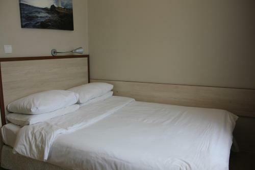 Hotel Crowded House