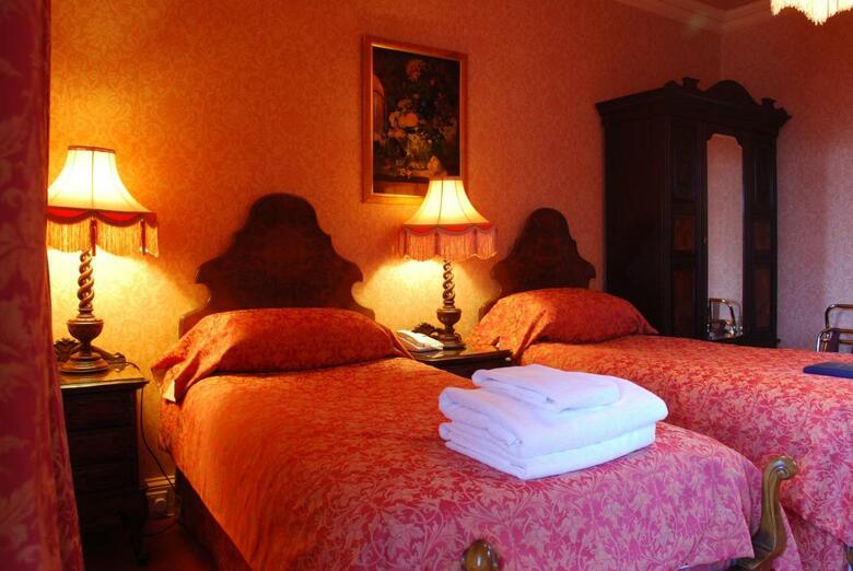 Lands Of Loyal Hotel