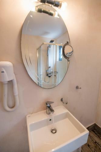 Hostal Ilianthos Apartments & Rooms